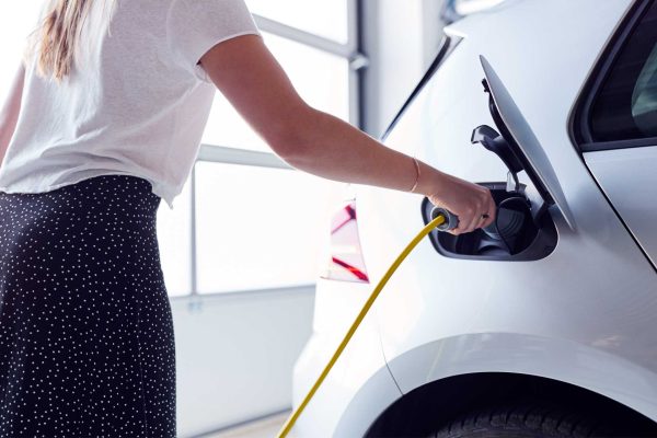 Les avantages à faire installer une borne de recharge de véhicule électrique chez soi