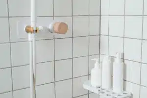 Comment choisir une douche adaptée aux personnes âgées