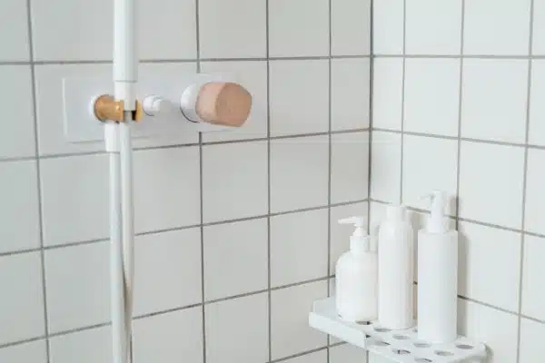 Comment choisir une douche adaptée aux personnes âgées