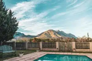 Créer un espace de détente et de convivialité autour de sa piscine : conseils d’aménagement