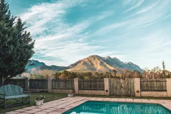 Créer un espace de détente et de convivialité autour de sa piscine : conseils d’aménagement