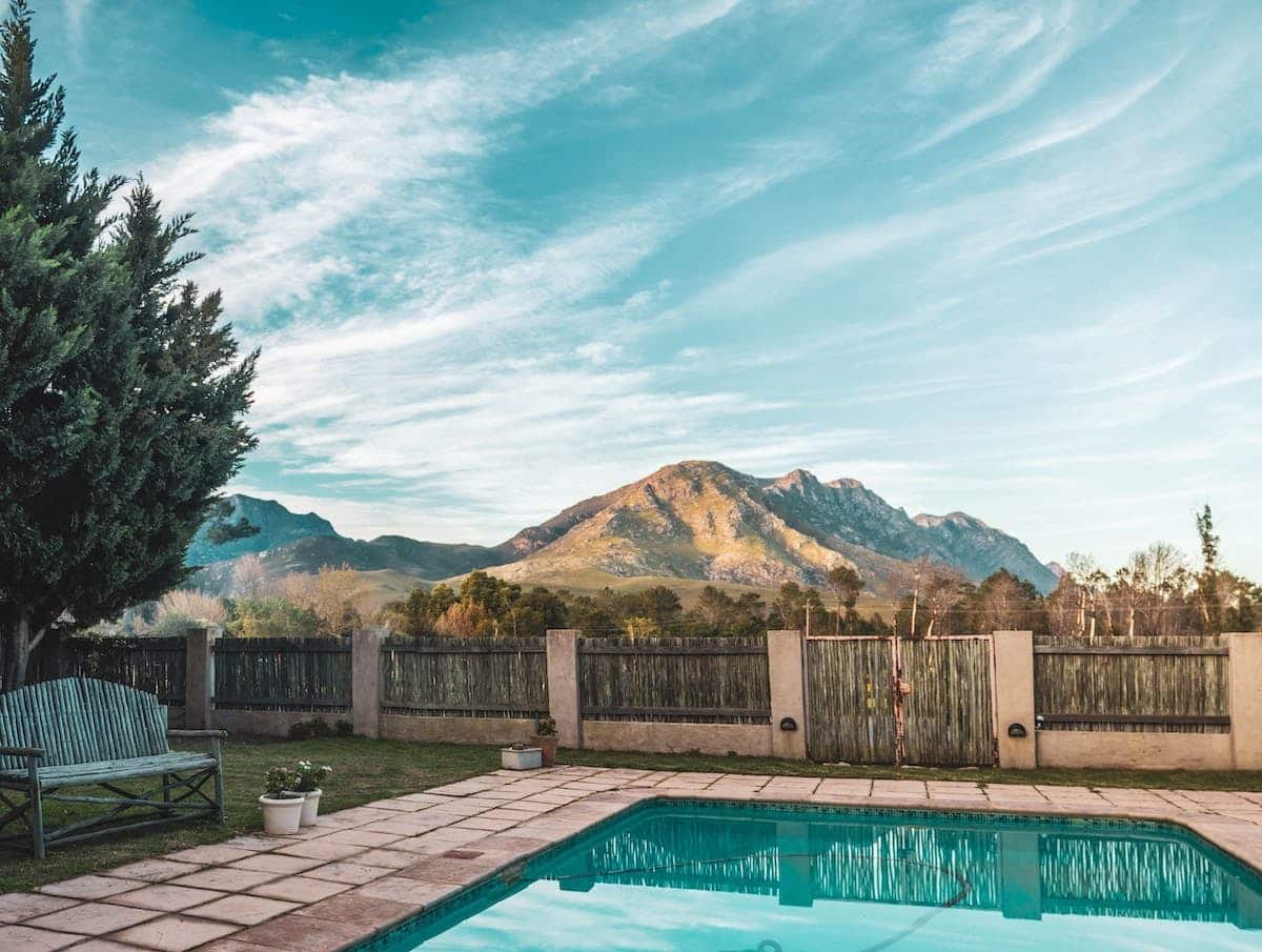 Créer un espace de détente et de convivialité autour de sa piscine : conseils d’aménagement