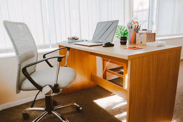 Optimisez votre espace de travail à domicile grâce à ces astuces ergonomiques