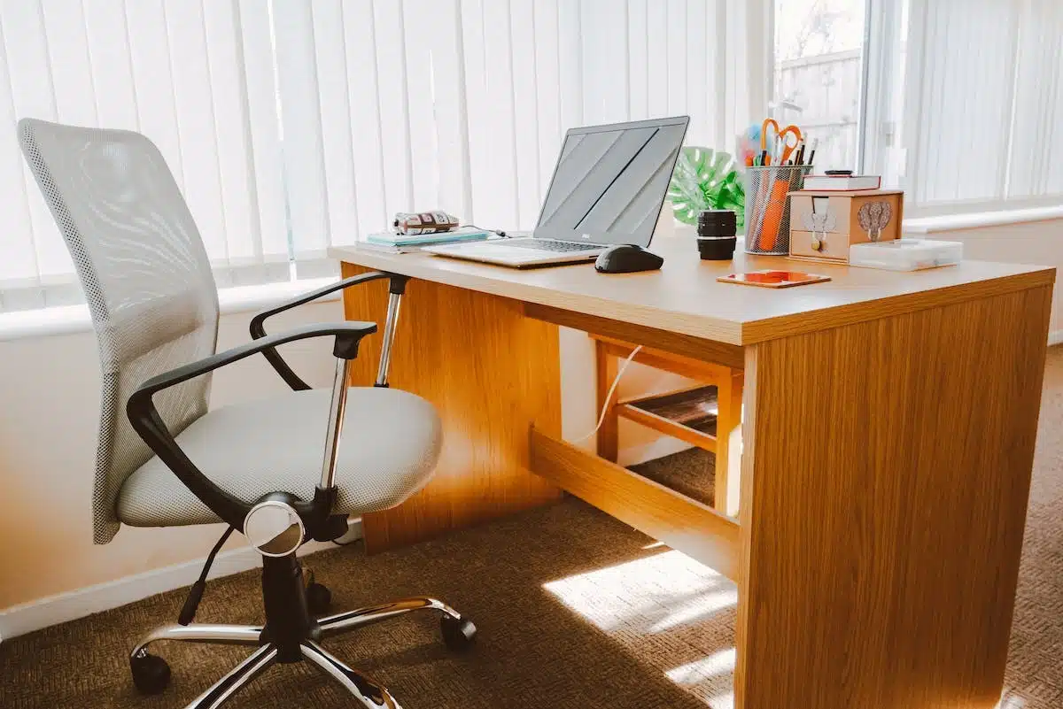 Optimisez votre espace de travail à domicile grâce à ces astuces ergonomiques