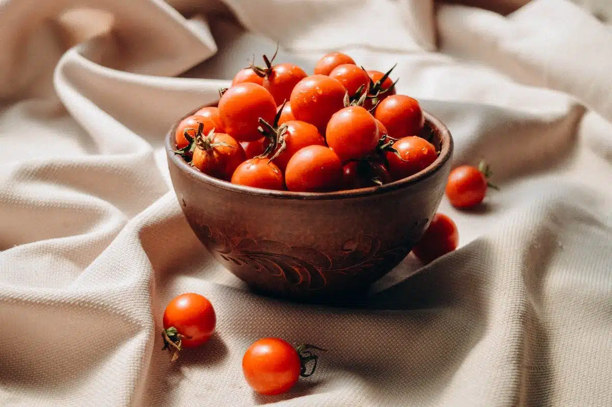 Les étapes de la transformation de la fleur de tomate en tomate cerise : un guide pour les vrais jardiniers