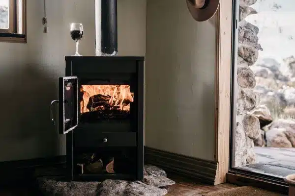 Comment installer un poêle à bois d’intérieur sans conduit de cheminée ?