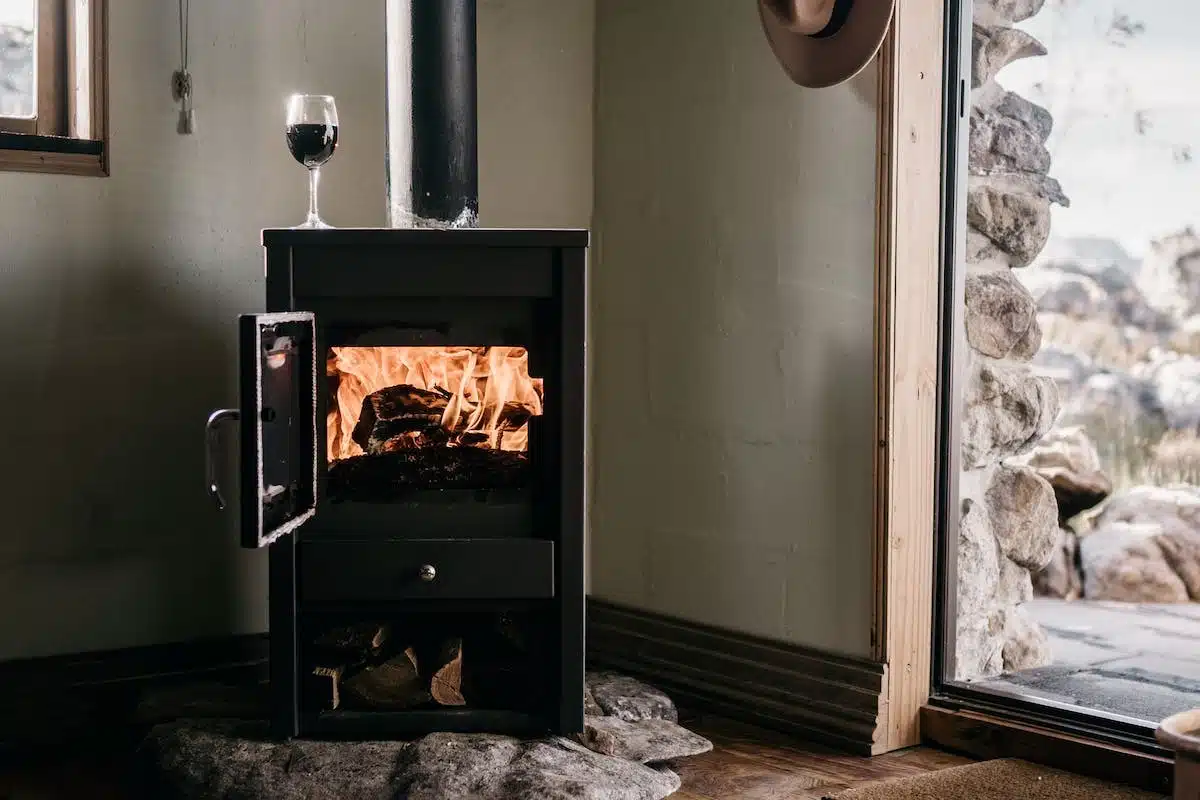 Comment installer un poêle à bois d’intérieur sans conduit de cheminée ?