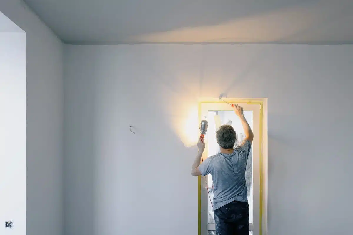 Guide complet pour réparer efficacement un enduit extérieur