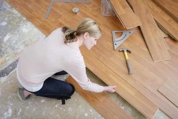 Comment poser un parquet flottant sur de la moquette ?