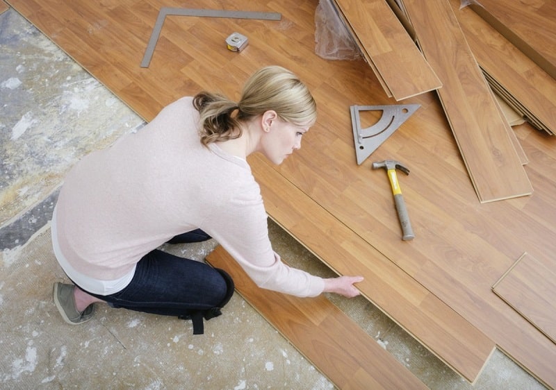 Comment poser un parquet flottant sur de la moquette