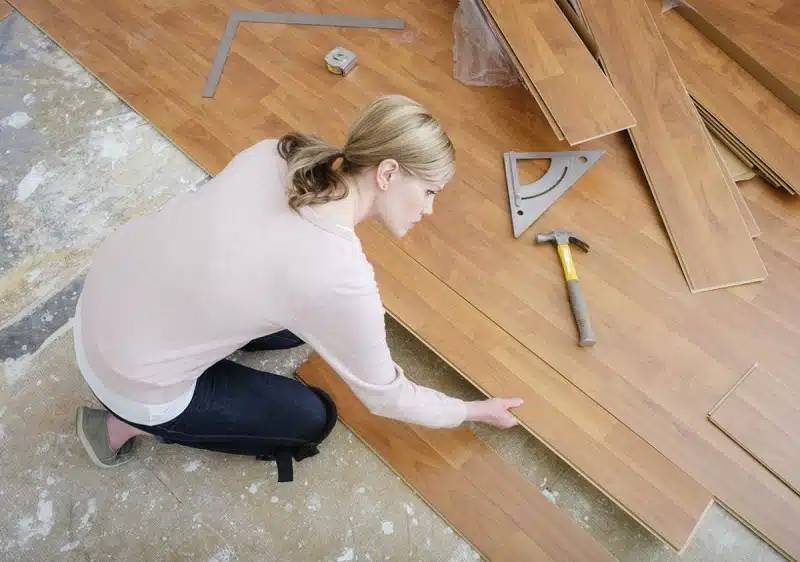 Comment poser un parquet flottant sur de la moquette ?