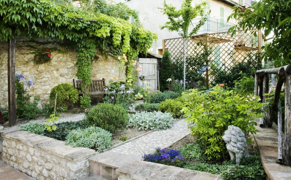 Techniques de jardinage pour camoufler un mur extérieur peu attrayant du voisin