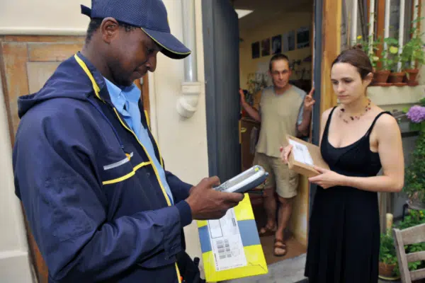 Est-ce que La Poste livre le courrier le samedi ?