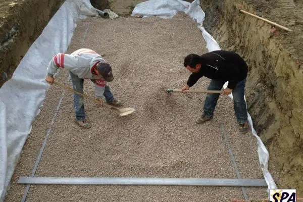 Installation d’une piscine coque polyester en 15 étapes