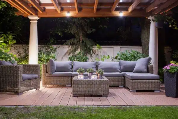 Pergola bioclimatique : 3 accessoires indispensables pour plus de confort