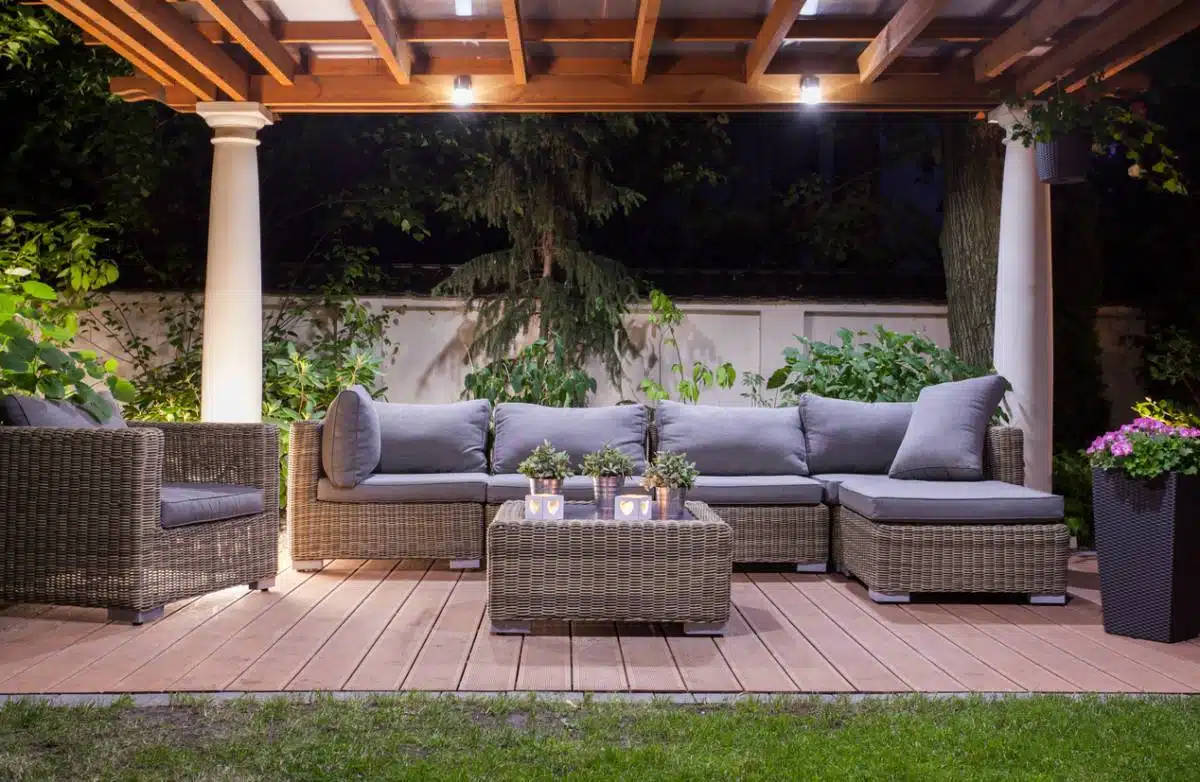 Pergola bioclimatique : 3 accessoires indispensables pour plus de confort