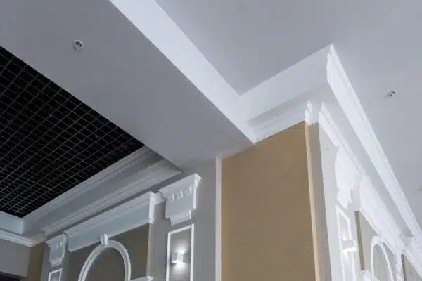 5 conseils pour choisir la moulure plafond adaptée à votre décor intérieur