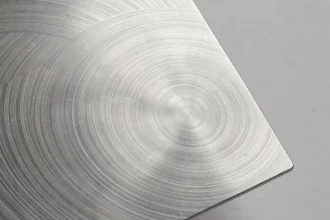 Surface d'inox vibré aux stries circulaires mates